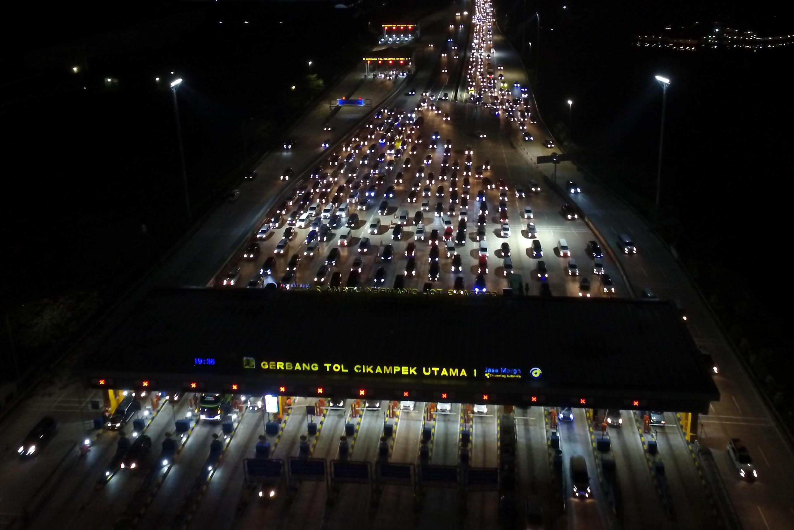 suasana-gt-cikampek-utama-pada-malam-puncak-arus-balik_20220508_071805.jpg