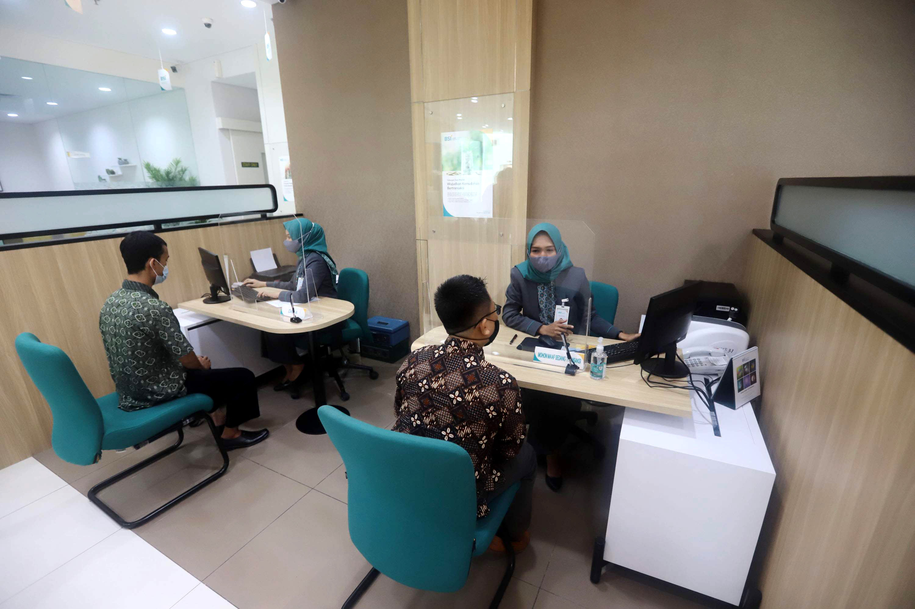 suasana-kantor-cabang-bsi-yang-resmi-beroperasi_20210201_203830.jpg