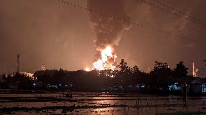 suasana-kebakaran-tangki-kilang-pertamina-ru-iv-cilacap-terbakar-pada-sabtu-13112021.jpg