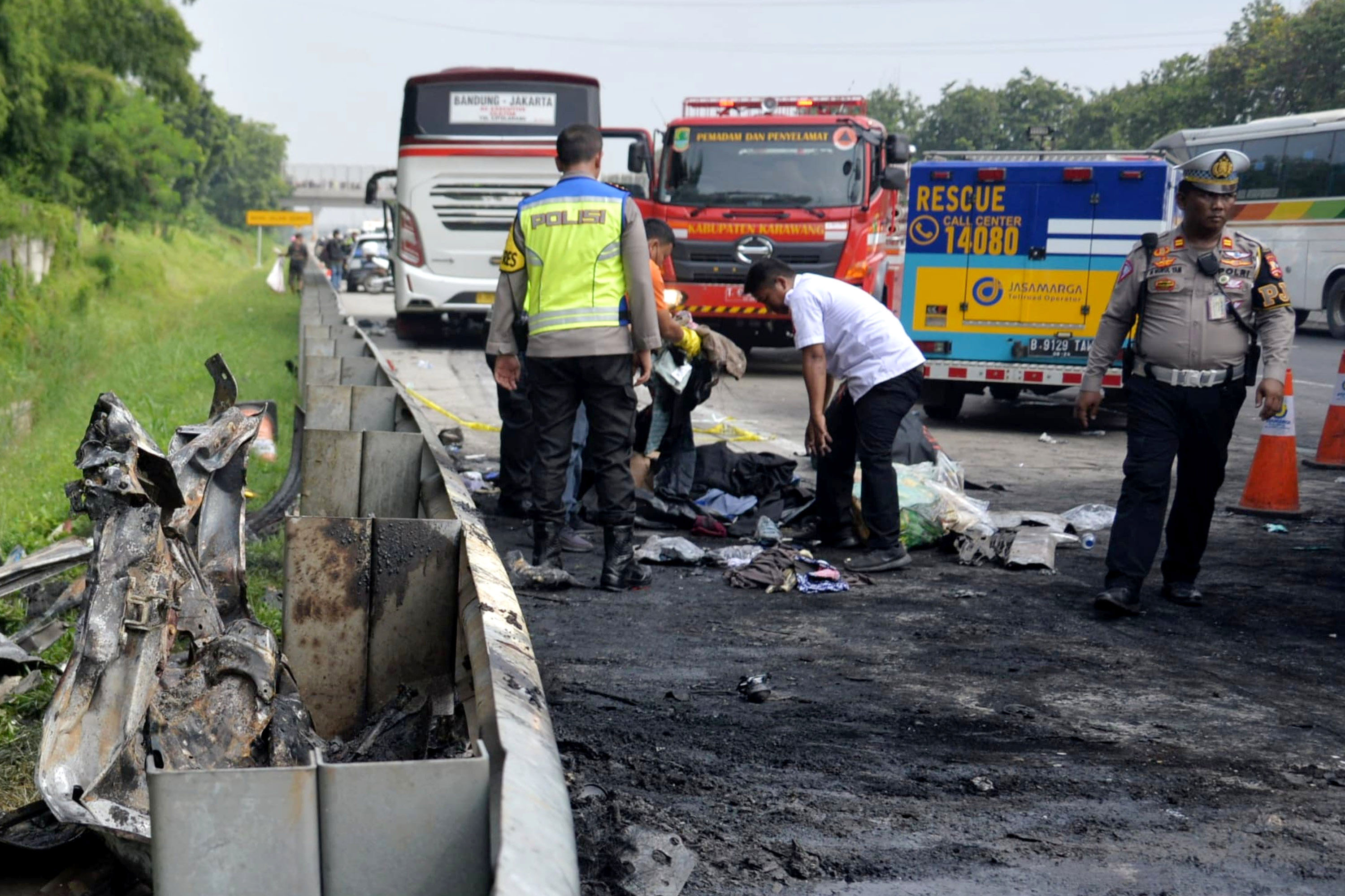 suasana-lokasi-kecelakaan-di-tol-jakarta-cikampek_20240408_152908.jpg