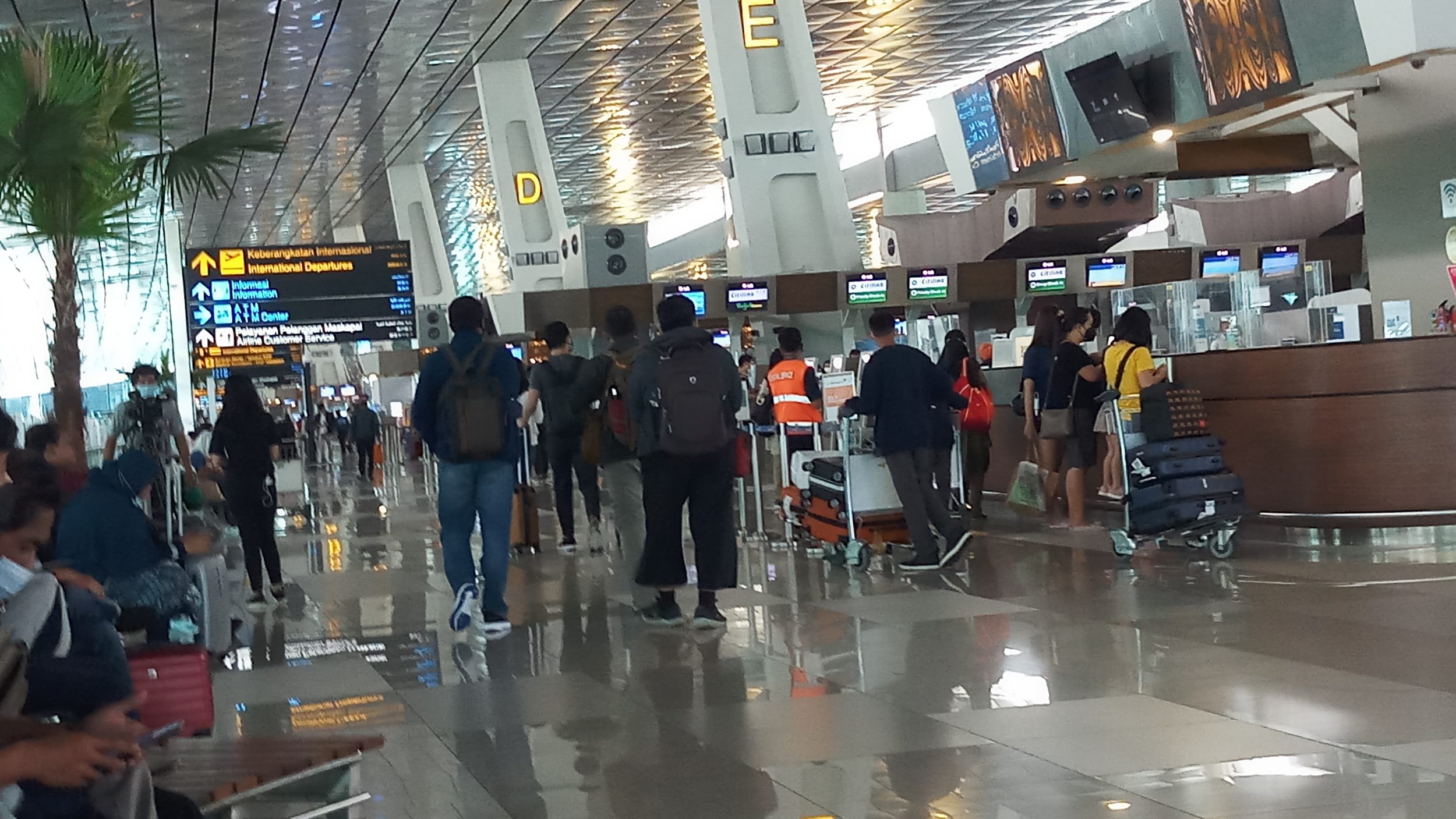suasana-para-penumpang-di-bandara-soetta-jakarta_20211104_160714.jpg