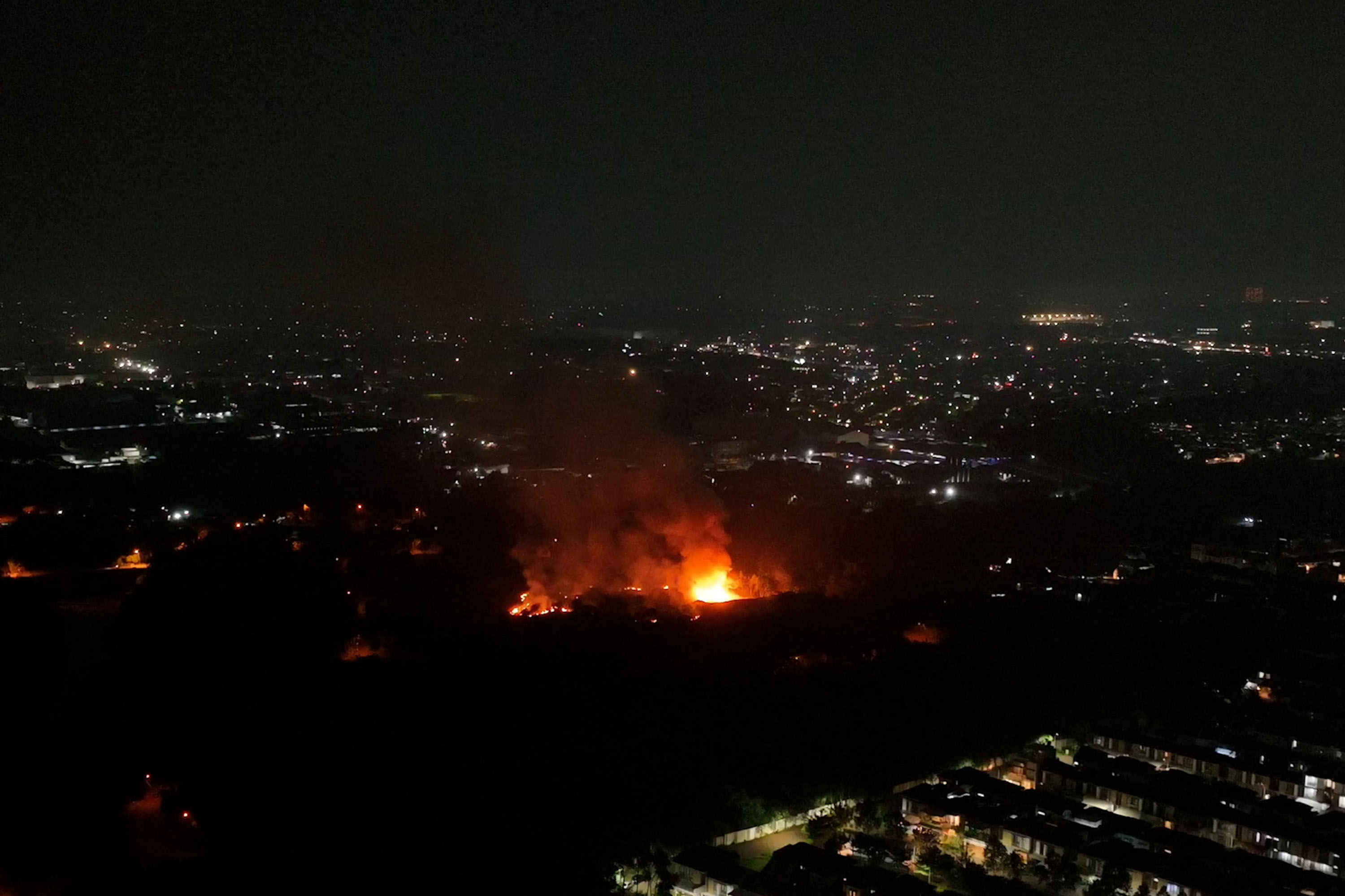 suasana-pasca-ladakan-gudang-amunisi-tni_20240331_054414.jpg