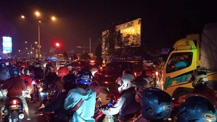 suasana-pemudik-roda-dua-di-karawang-rabu-1252021-dini-hari-berbagai-upaya-dilakukan.jpg