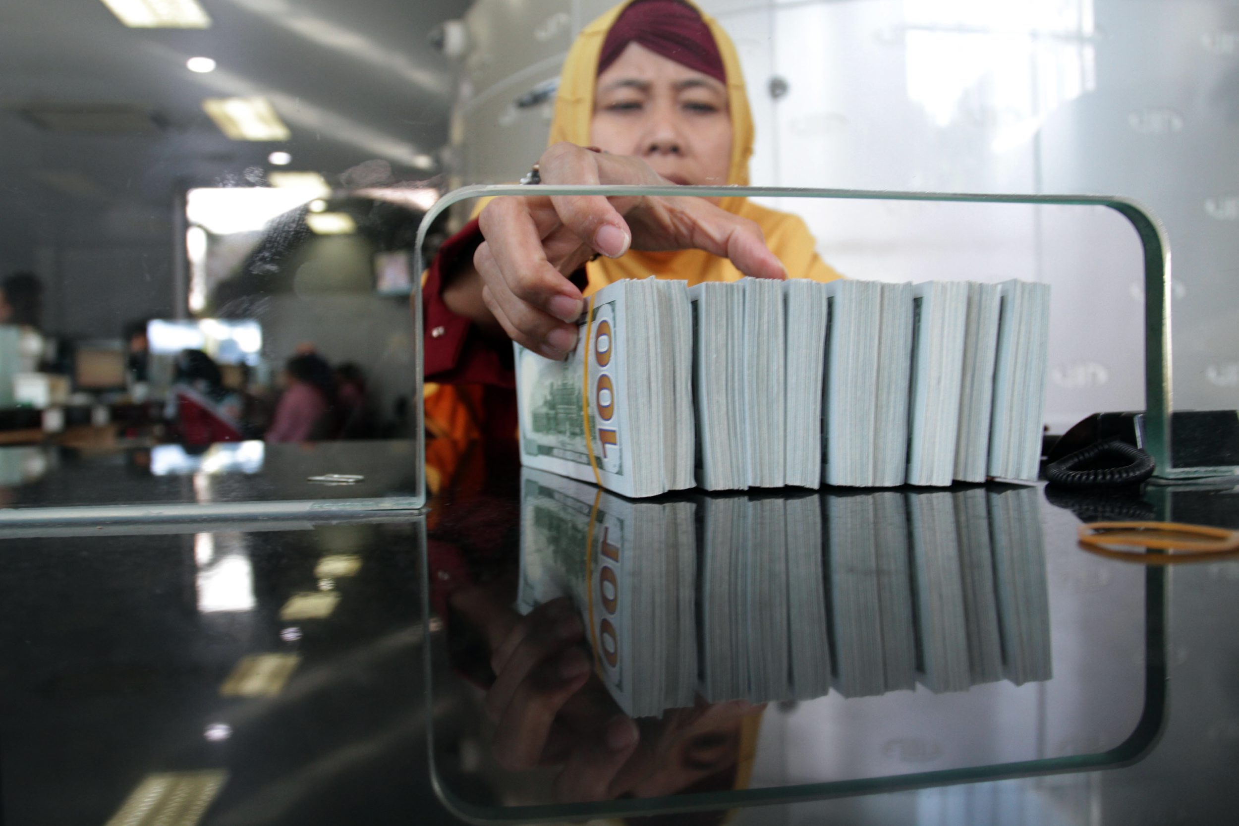 suasana-penukaran-uang-di-money-changer-vip-menteng_20181009_152958.jpg