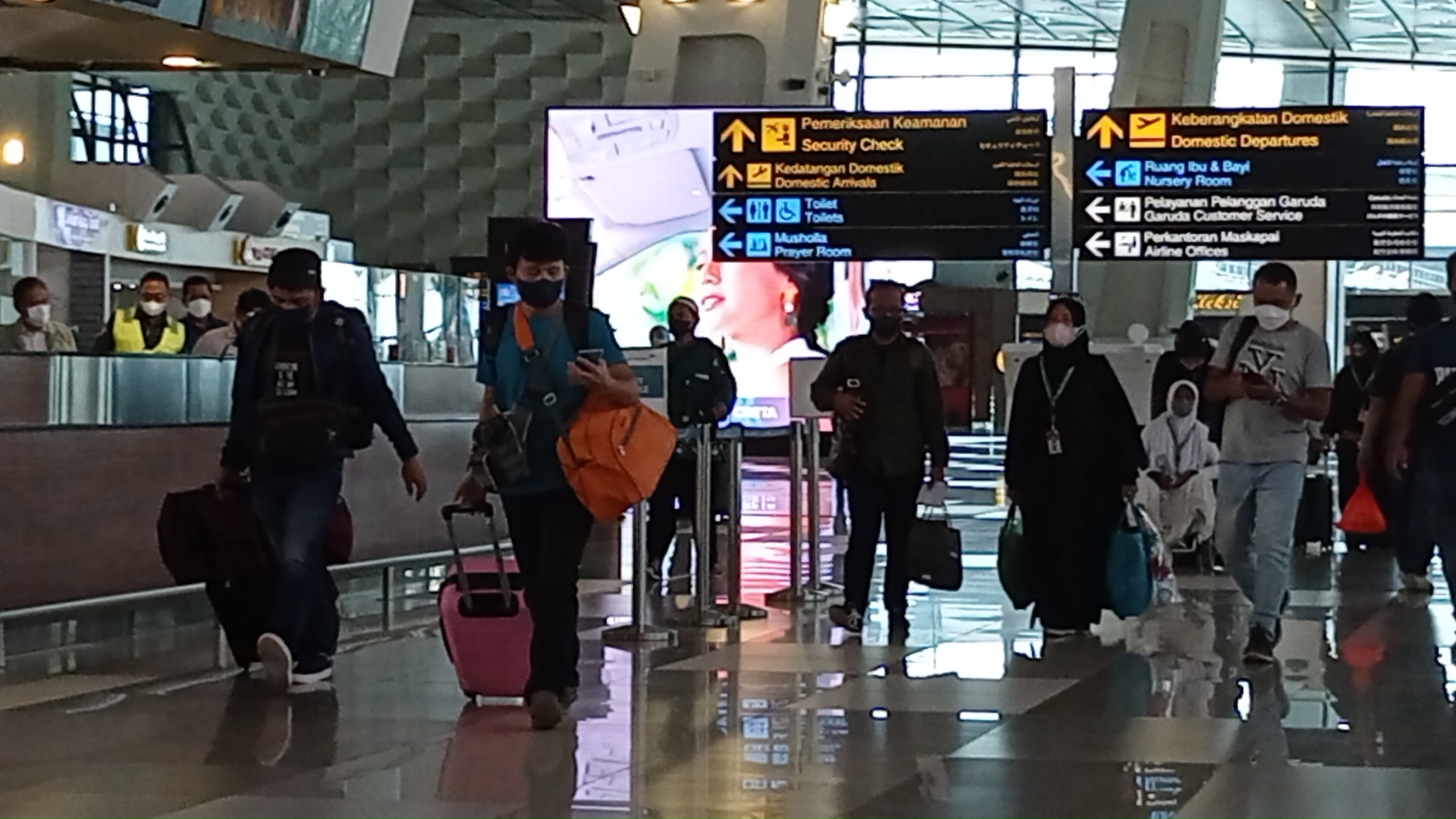 suasana-penumpang-bandara-soetta-tangerang-menuju-transisi-norma_20220308_144250.jpg