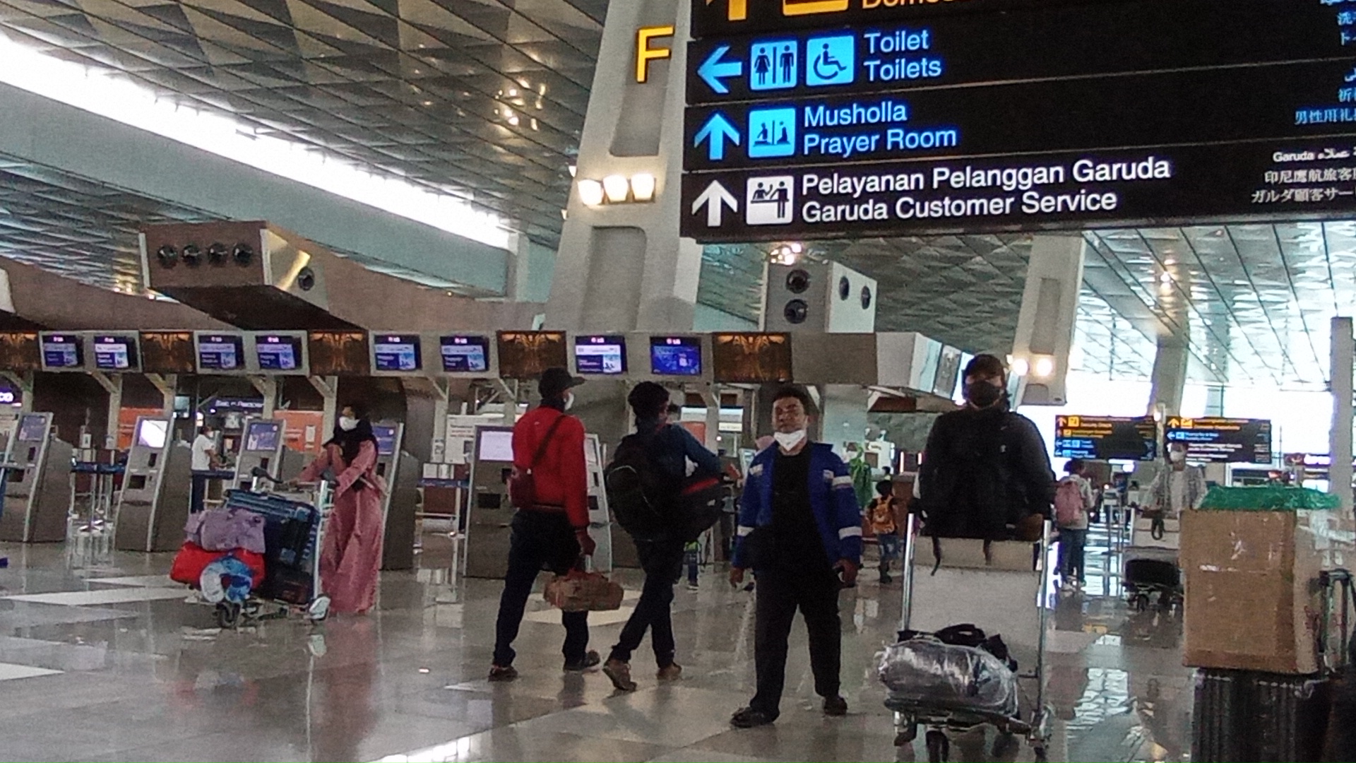 suasana-penumpang-bandara-soetta-tangerang-menuju-transisi-norma_20220308_144629.jpg