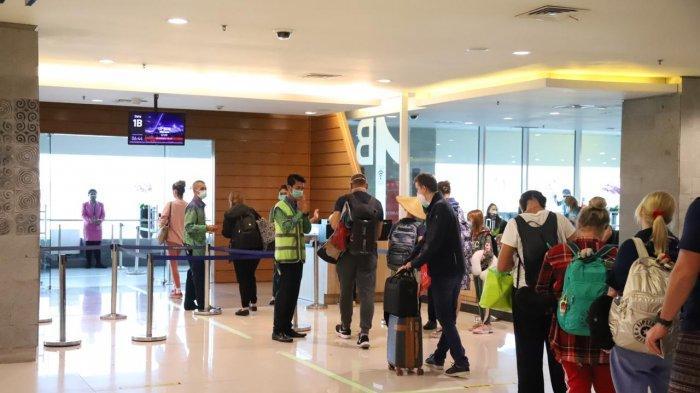 suasana-penumpang-wn-polandia-yang-dijemput-menggunakan-pesawat.jpg