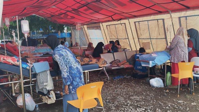 suasana-perawatan-pasien-di-tenda-di-luar-rs-pakuwon-sumedang.jpg