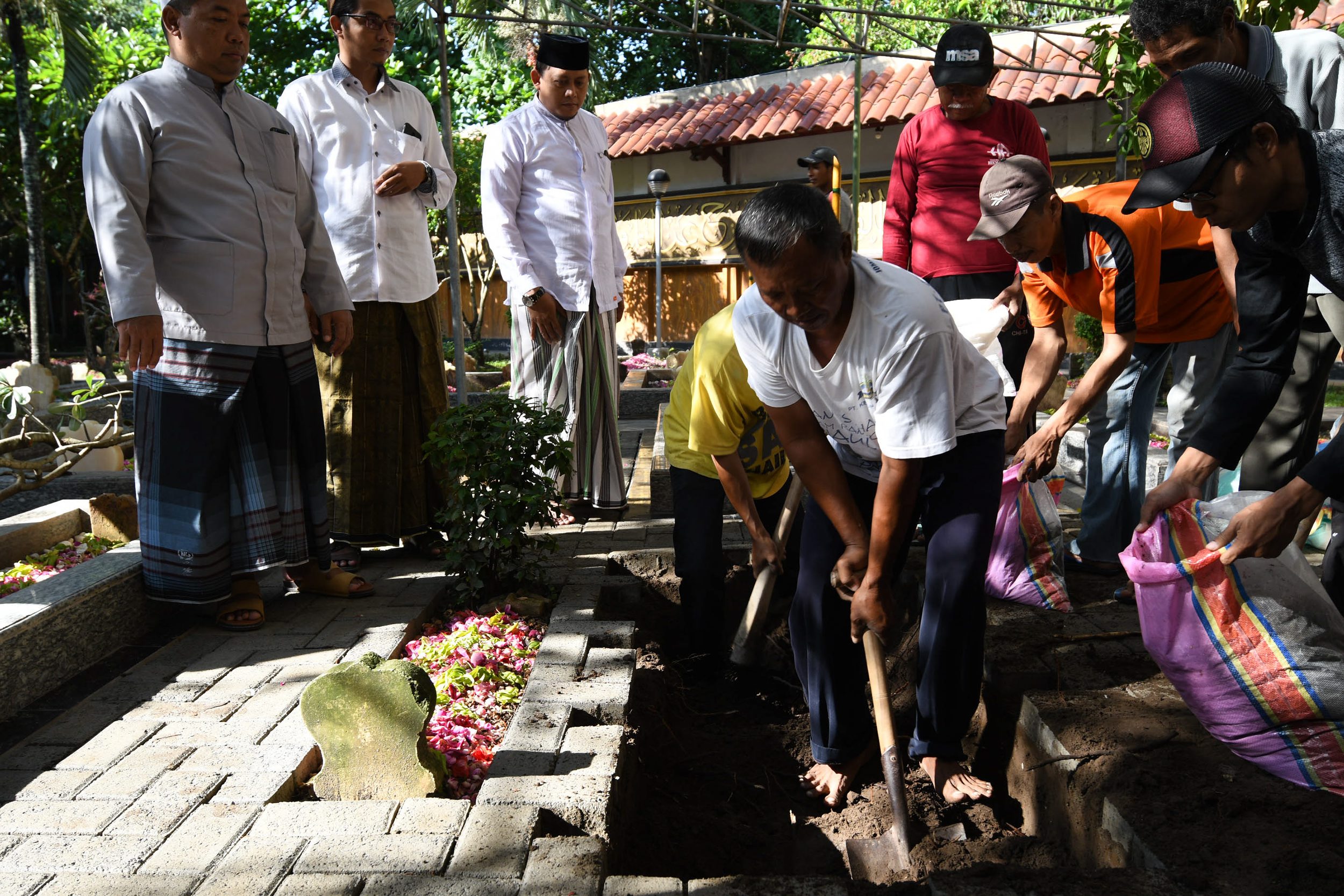 suasana-pondok-tebuireng-menunggu-kedatangan-jenazah-gus-sholah_20200203_094829.jpg
