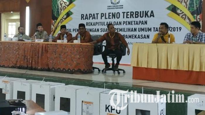 suasana-rekapitulasi-suara-di-kabupaten-pamekasan-prabowo-menang-telak-dari-jokowi.jpg