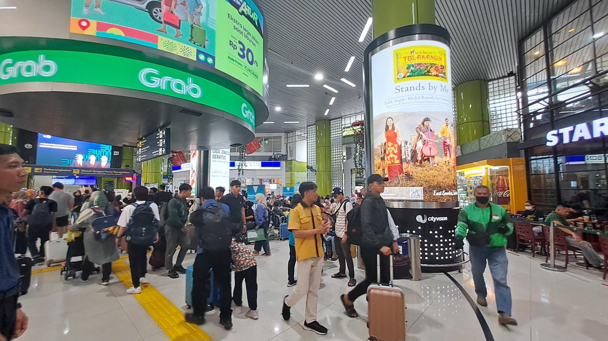 suasana-ruang-tunggu-pintu-selatan-stasiun-gambir.jpg