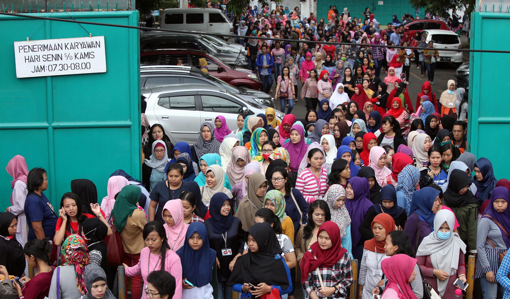 suasana-saat-buruh-pabrik-di-kota-bandung-pulang-kerja_20170501_184519.jpg