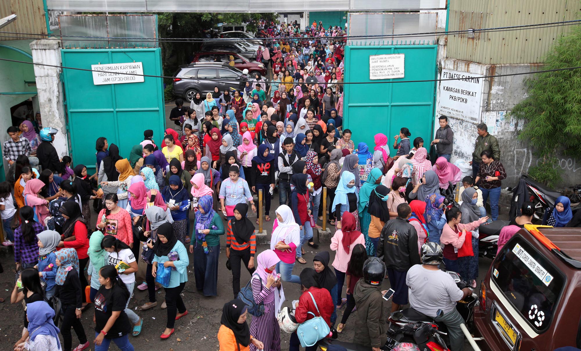 suasana-saat-buruh-pabrik-di-kota-bandung-pulang-kerja_20170501_184528.jpg