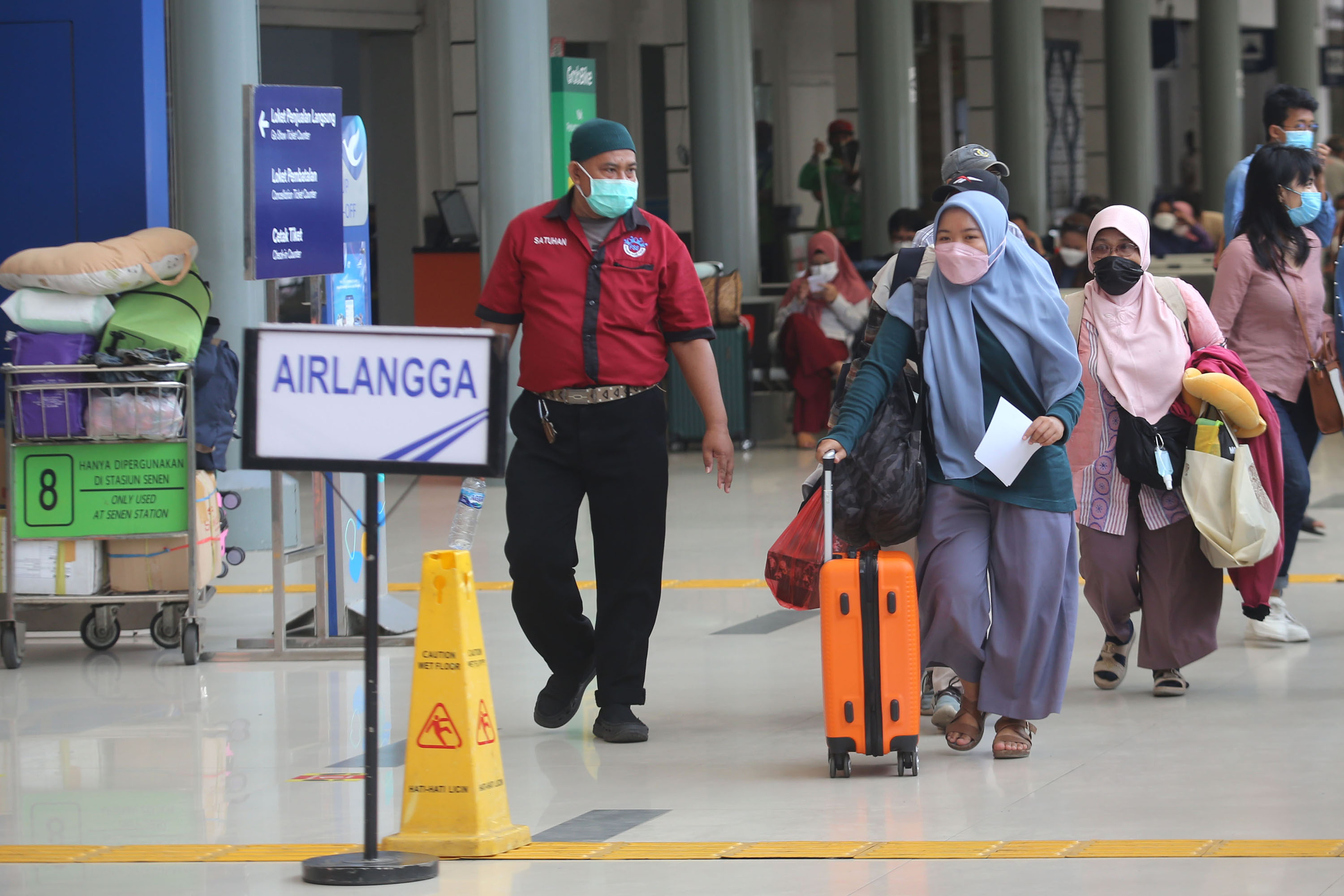 suasana-stasiun-pasar-senen-jelang-libur-natal-dan-tahun-baru_20211220_182640.jpg