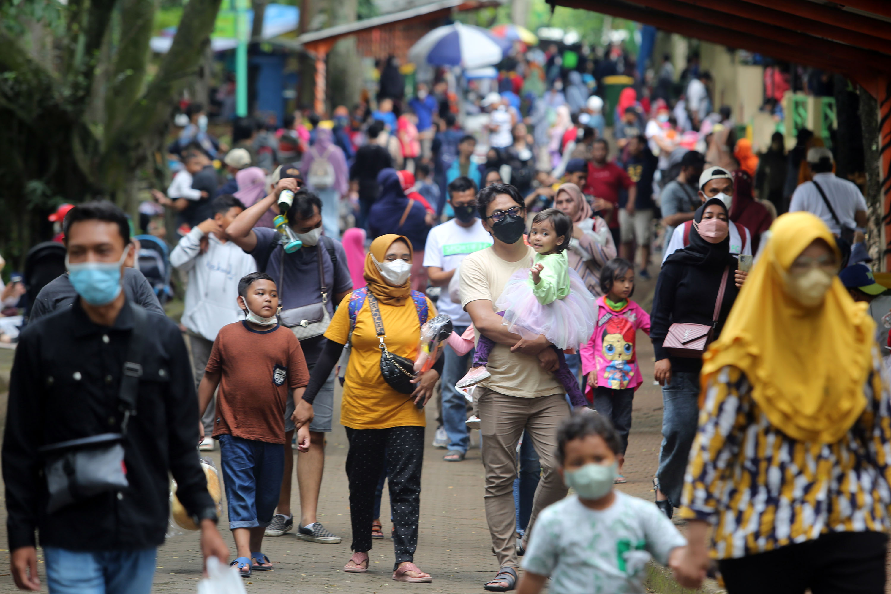 suasana-taman-margasatwa-ragunan-saat-libur-natal_20211226_173337.jpg