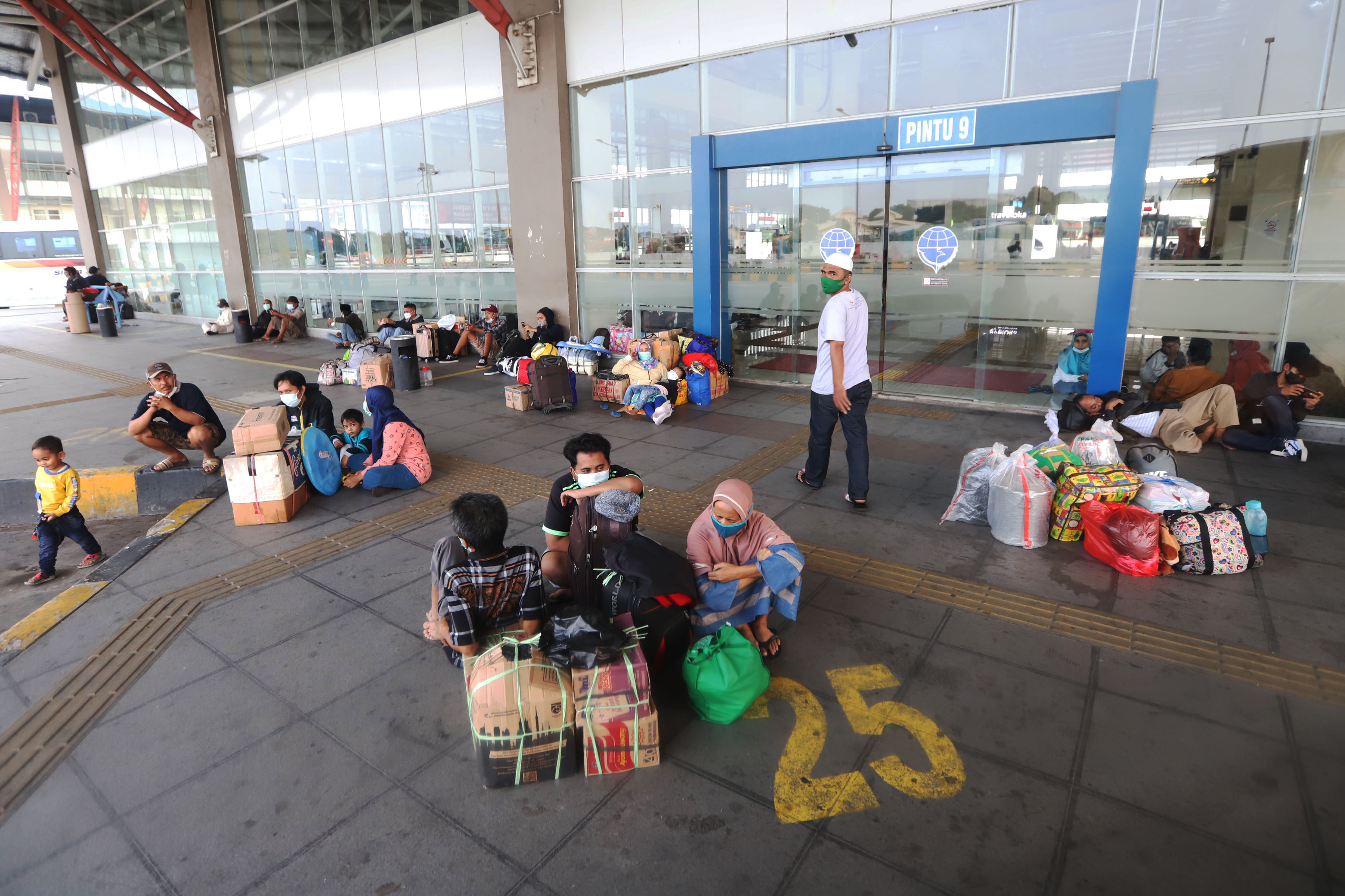 suasana-terminal-pulo-gebang-pada-h-1-larangan-mudik_20210505_224047.jpg