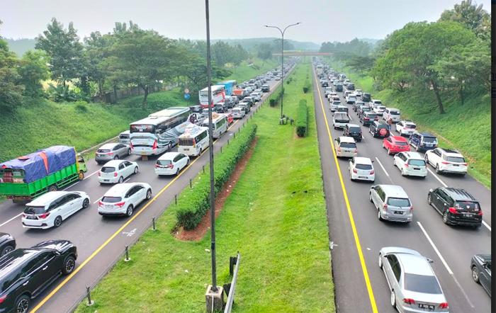 suasana-tol-cipali-h-2-lebaran.jpg