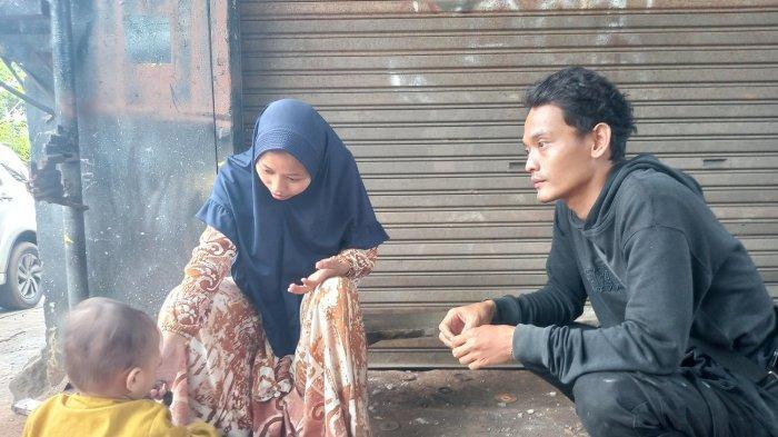 sudirman-dan-anak-istri-yang-makan-satu-bungkus-nasi-dibagi-tiga.jpg