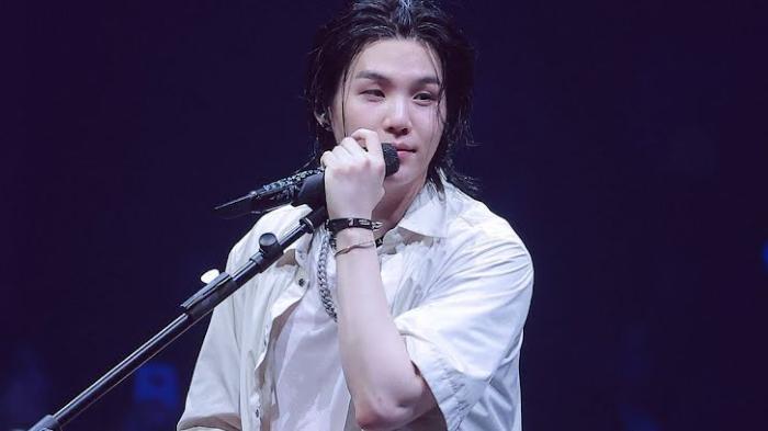 suga-bts-di-konser-solonya.jpg