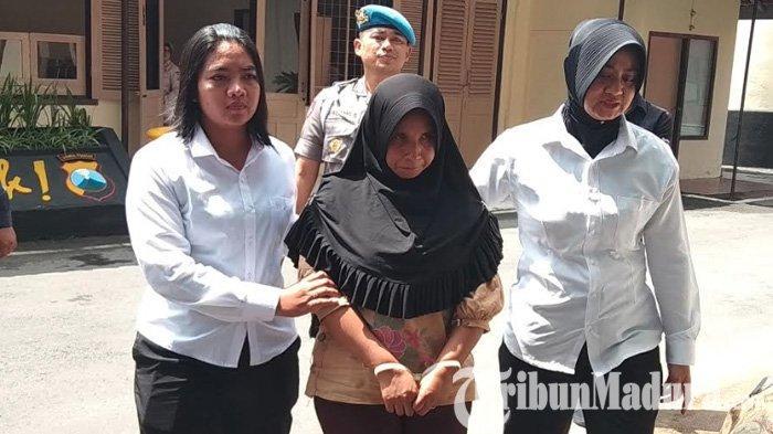 sugiarti-pengedar-uang-palsu-digiring-dua-polwan-menuju-halaman-polres-blitar-kota.jpg