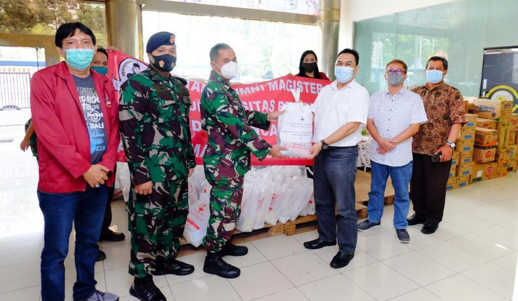 suhariyanto-rektor-ubk-menyerahkan-bantuan-yang-diterima-oleh-letkol-laut-malik.jpg