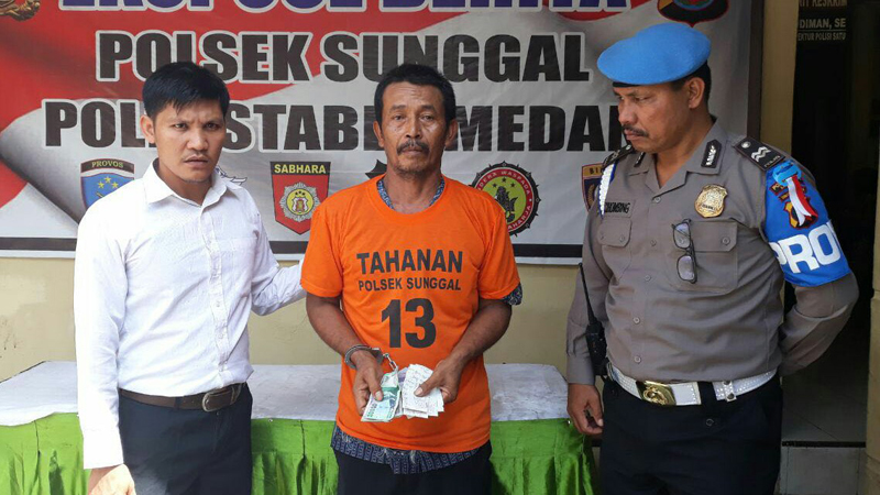 suherman-alias-bokir-juru-tulis-perjudian-togel-yang-diamankan-petugas-polsek-sunggal_20180115_152349.jpg