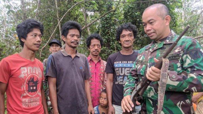 suku-anak-dalam-serahkan-senjata-rakitan.jpg