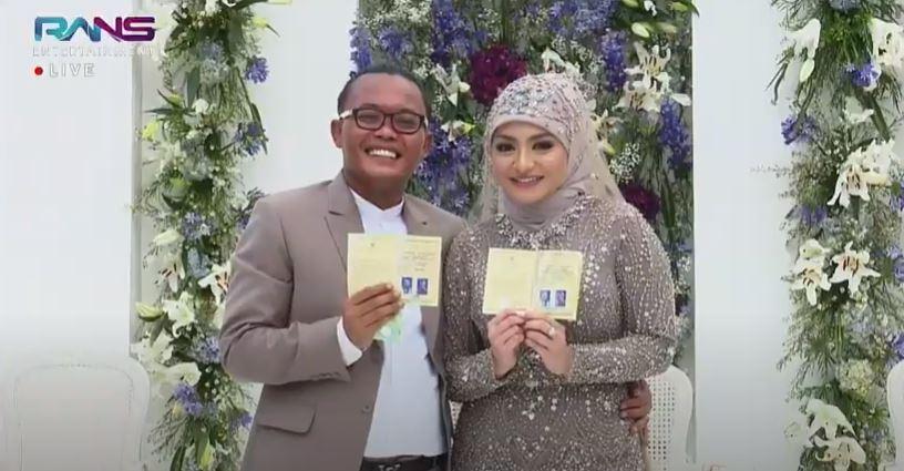 sule-dan-natalie-holscher-memamerkan-buku-nikah-mereka.jpg