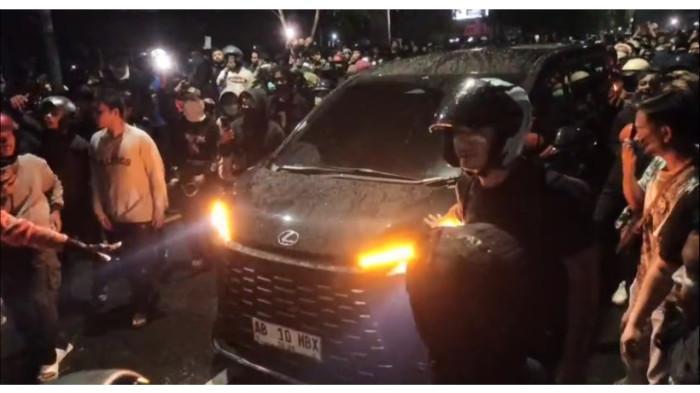 Mobil Bernopol AB 10 HBX Tembus Lautan Massa Menuju ke Mapolda DIY, Warga: Yang Punya Jogja Datang