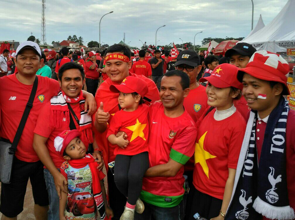suporter-indonesia-di-antara-suporter-vietnam_20161203_185746.jpg