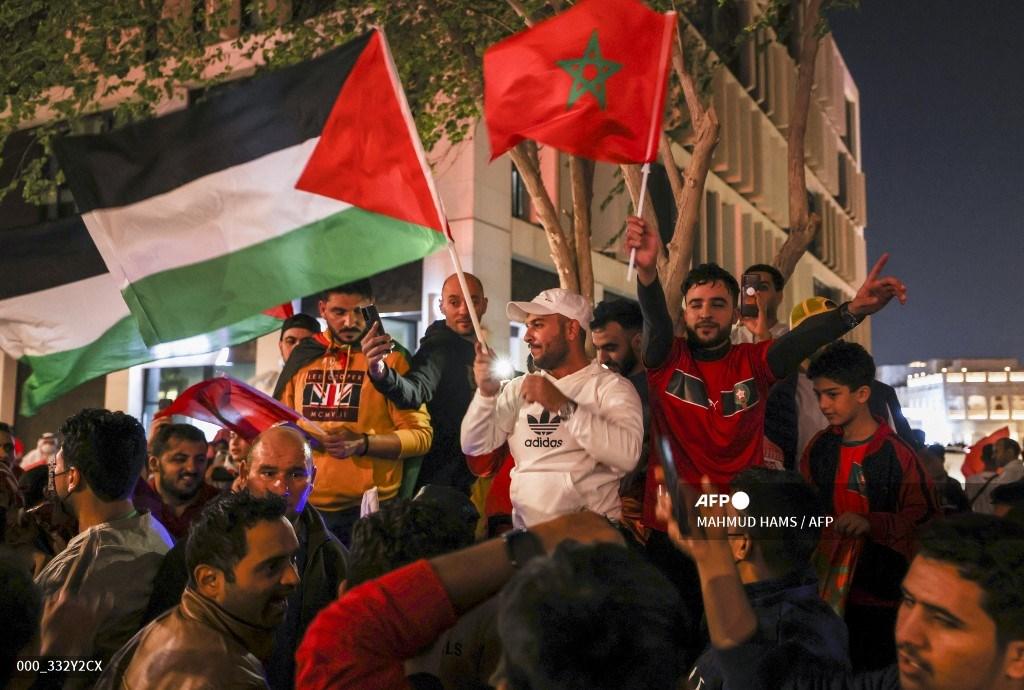 suporter-membawa-bendera-maroko-dan-palestina.jpg
