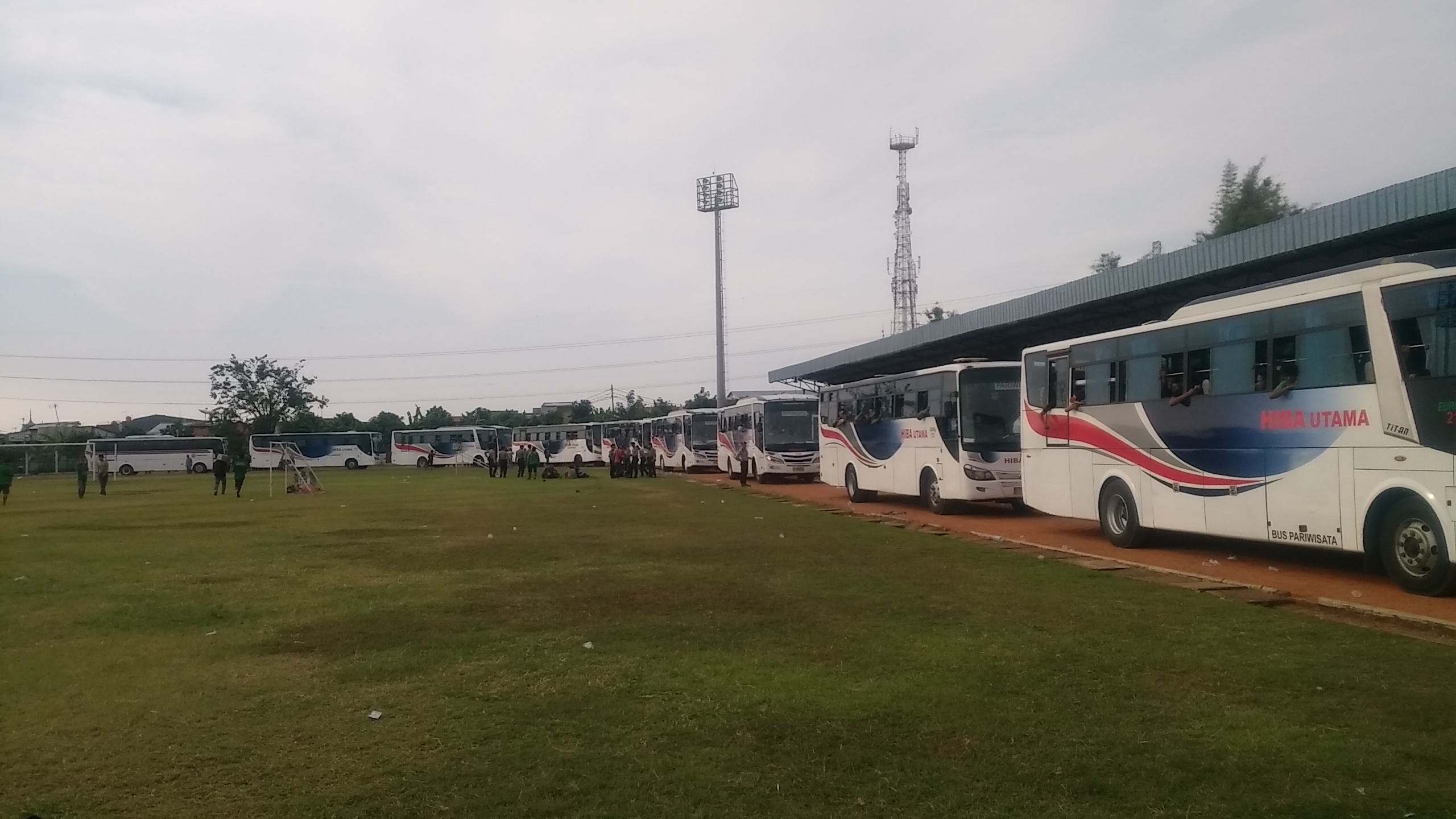 suporter-sepakbola-persebaya-surabaya-bonek-di-station-tugu_20160803_182011.jpg