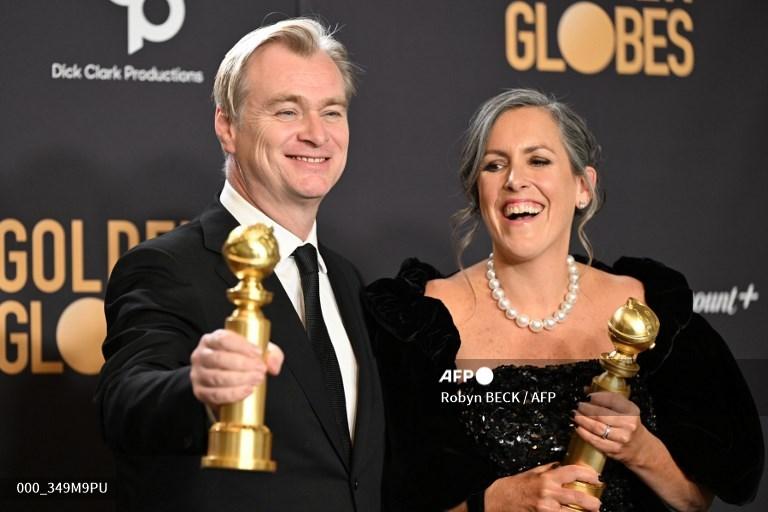 sutradara-christopher-nolan-dan-istrinya-emma-thomas-memamerkan-trofi-golden-globes.jpg