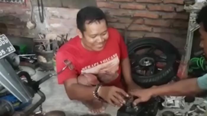 suwanto-pemilik-bengkel-khusus-motor-roda-tiga-compac-motorcycle-sumber-youtube-tribun-jateng.jpg