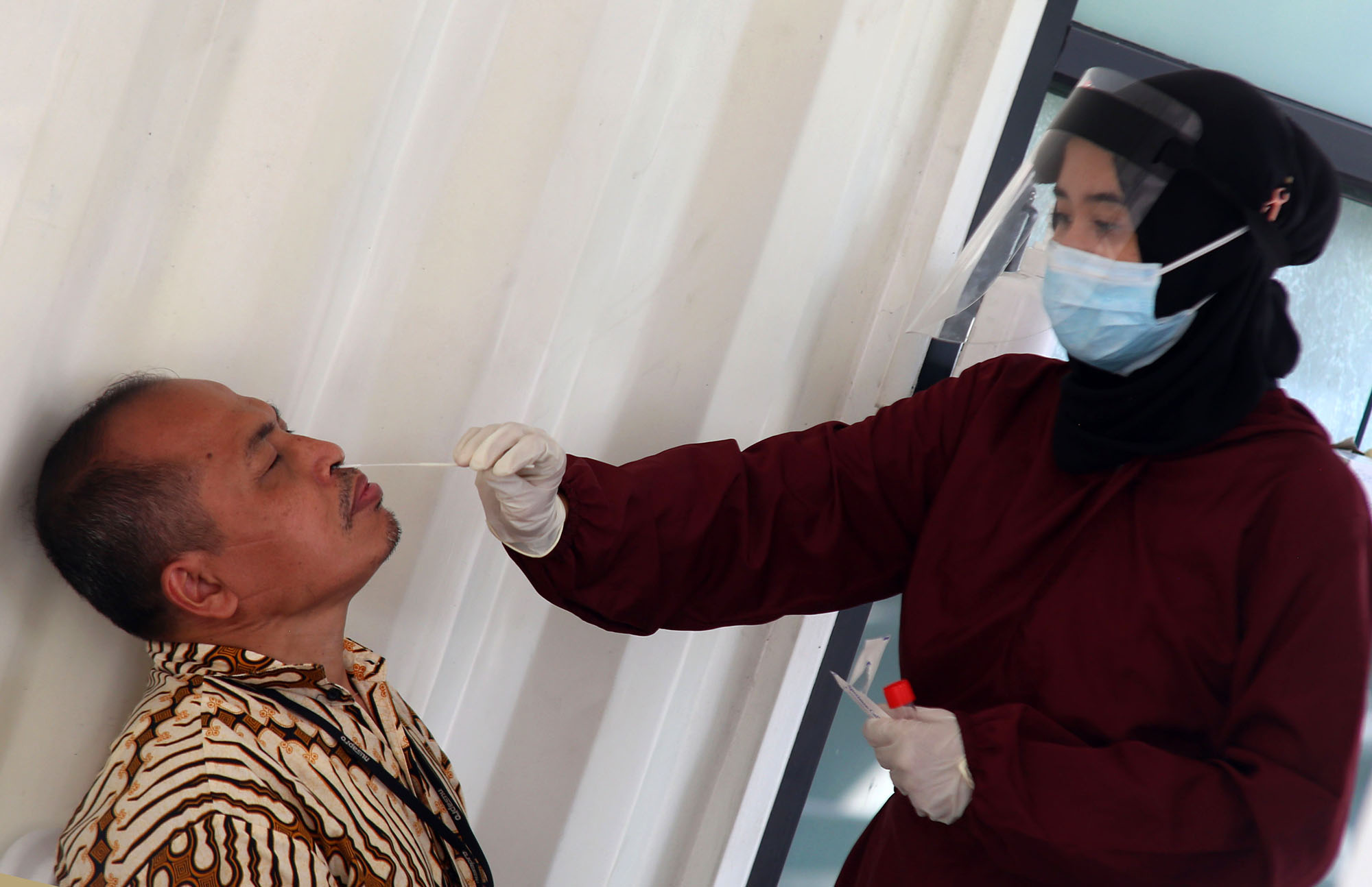 swab-antigen-dan-pcr-di-jakarta_20220204_220053.jpg