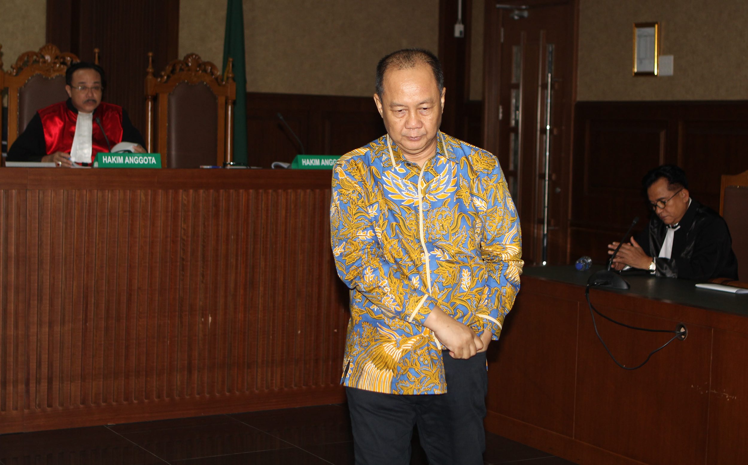 syafruddin-arsyad-temenggung-divonis-13-th-penjara_20180925_145645.jpg
