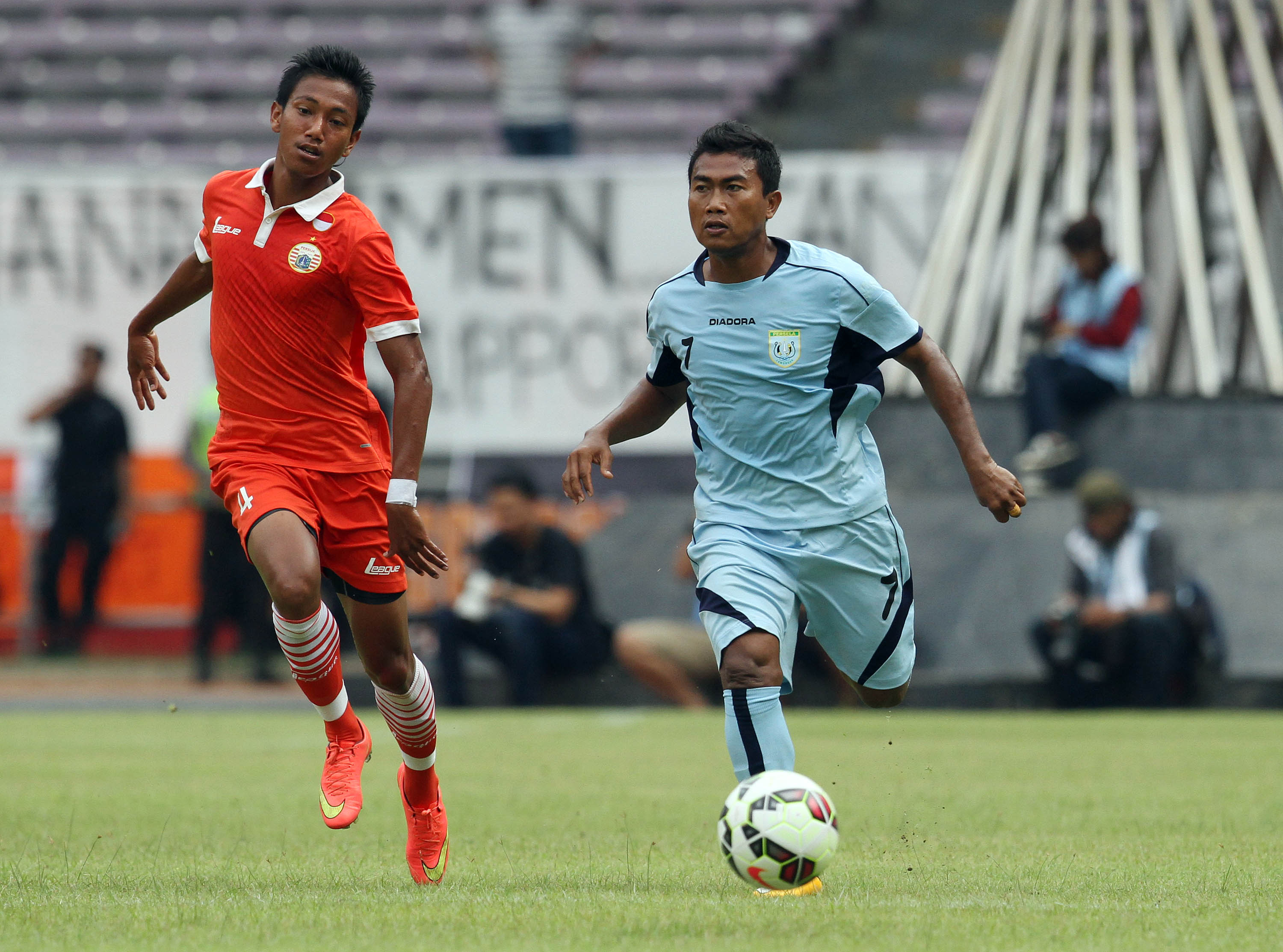 syaiful-indra-cahya-dibayangi-arif-arianto_20150302_160744.jpg
