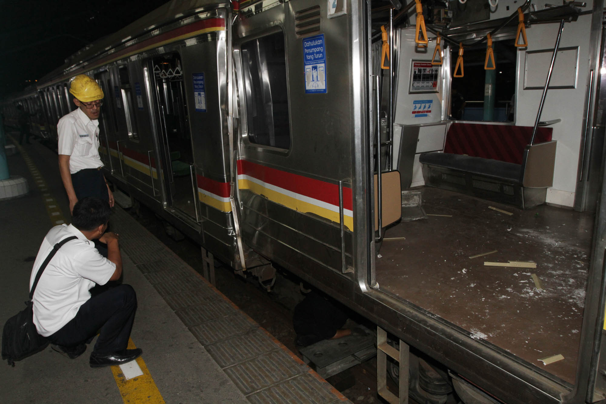 tabrakan-kereta-commuterline-di-stasiun-juanda_20150923_195139.jpg