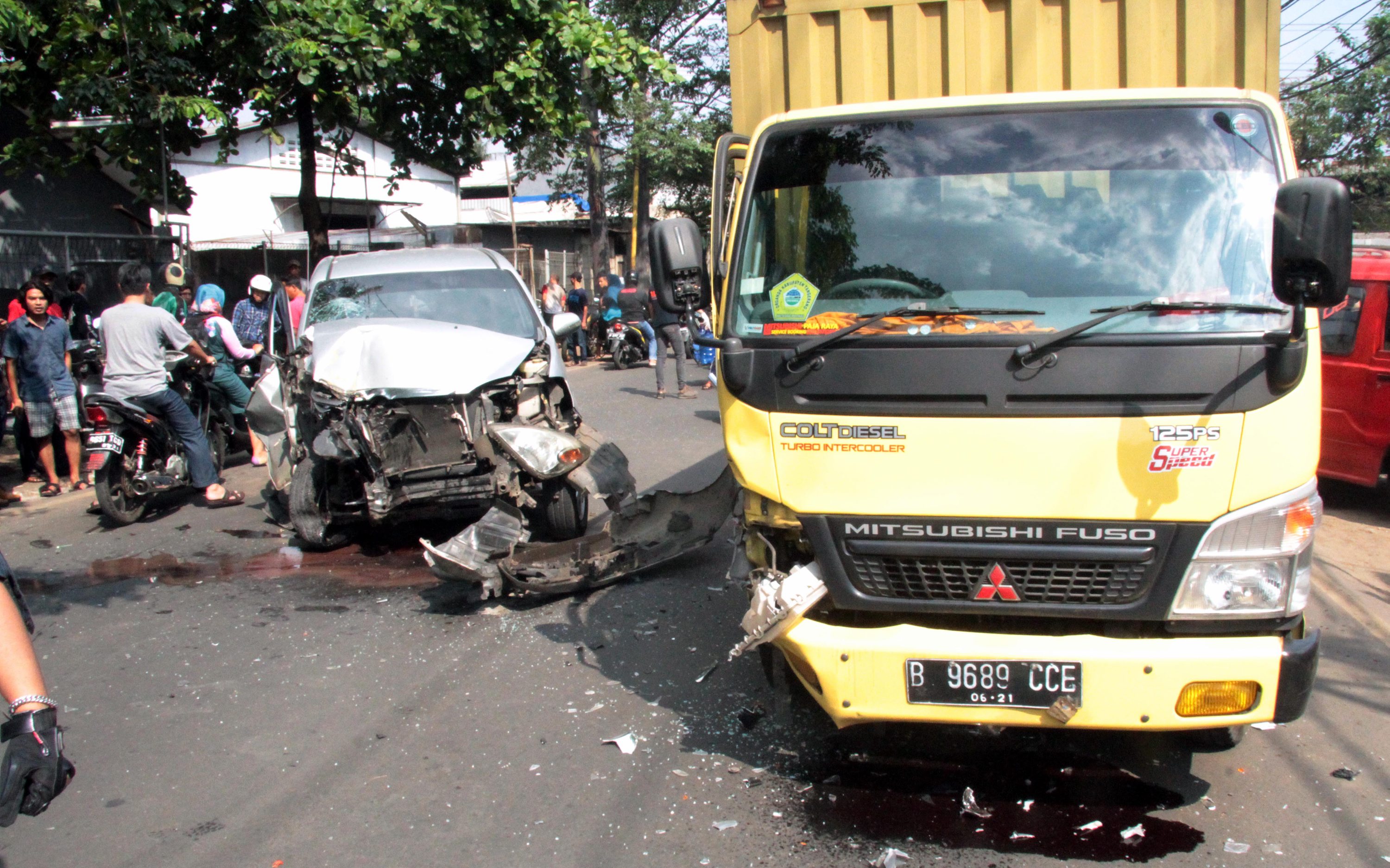 tabrakan-mobil-avansa-dan-mobil-box-seruduk-motor_20170619_171752.jpg