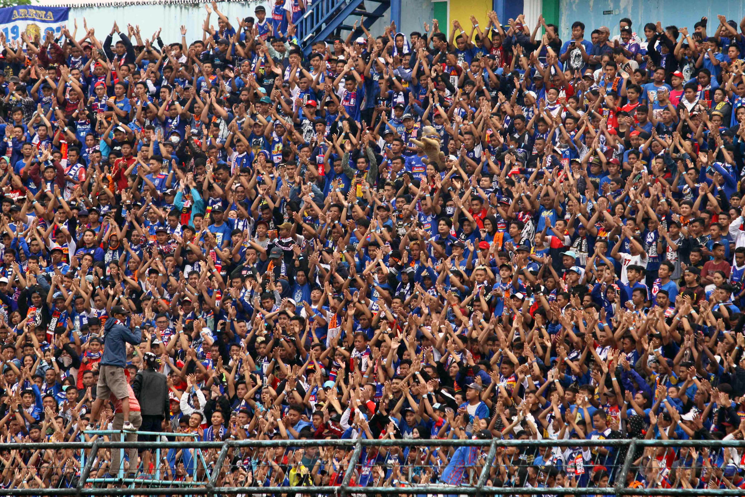 tahan-arema-2-2-di-kandangnya-persib-melaju-ke-babak-8-besar_20190222_222209.jpg
