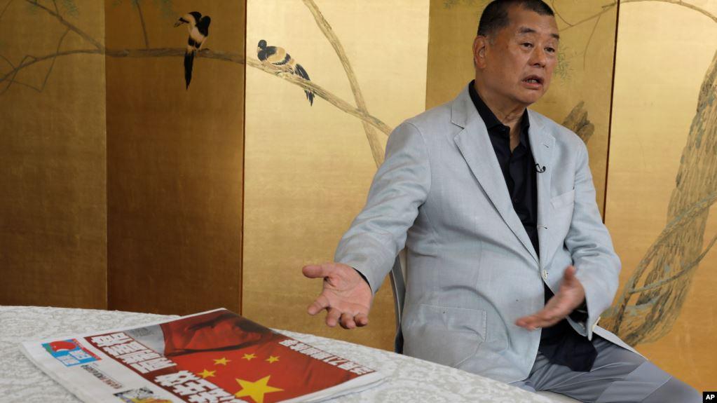taipan-media-hong-kong-jimmy-lai-menunjukkan-koran-apple-daily-di-hong-kong-1-juli-2020.jpg