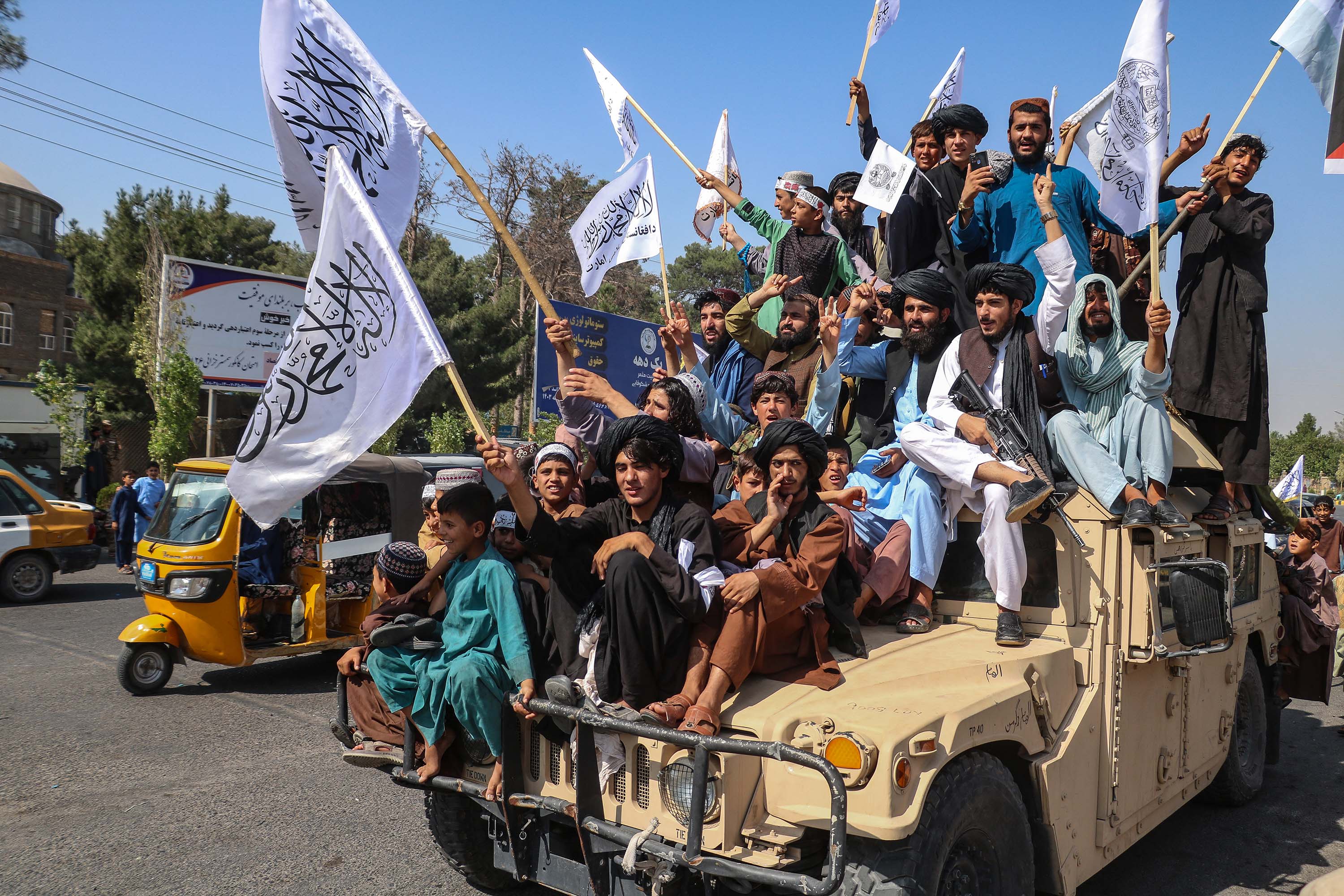 taliban-pamerkan-alutsista-peninggalan-as_20240816_080943.jpg