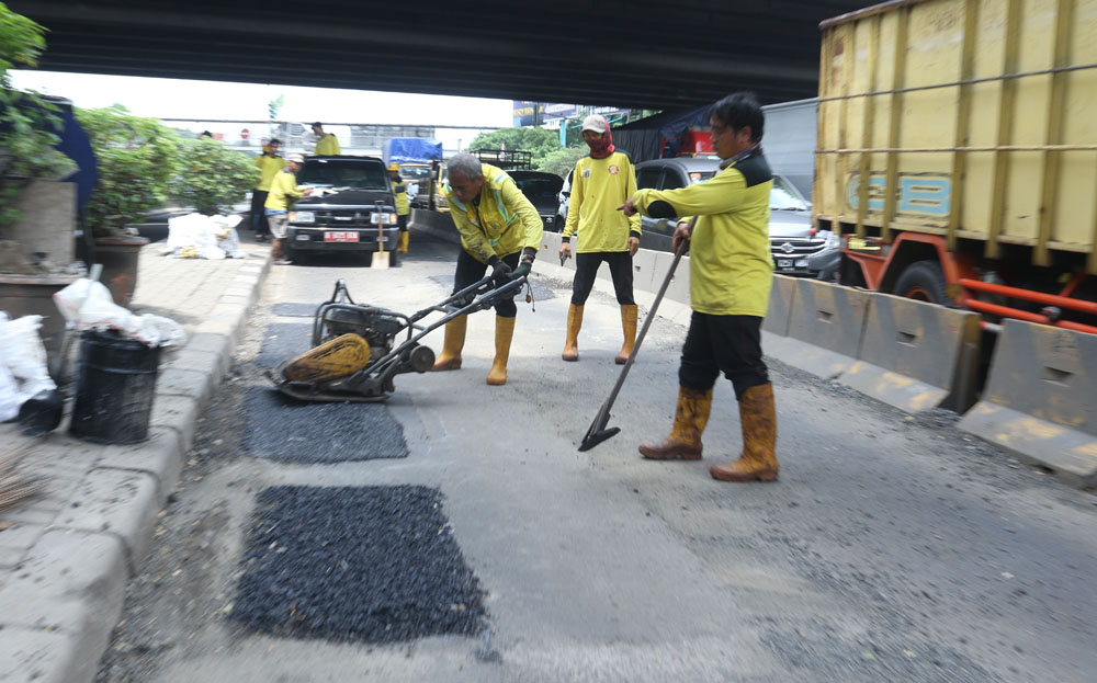 tambal-sulam-jalan-berlubang_20190206_190625.jpg