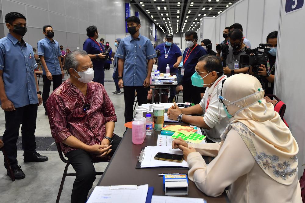 tan-sri-muhyiddin-yassin-mengunjungi-pusat-vaksinasi-ppv.jpg