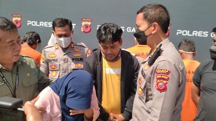 tangisan-undang-dan-istri-korban-peroboha-rumah.jpg