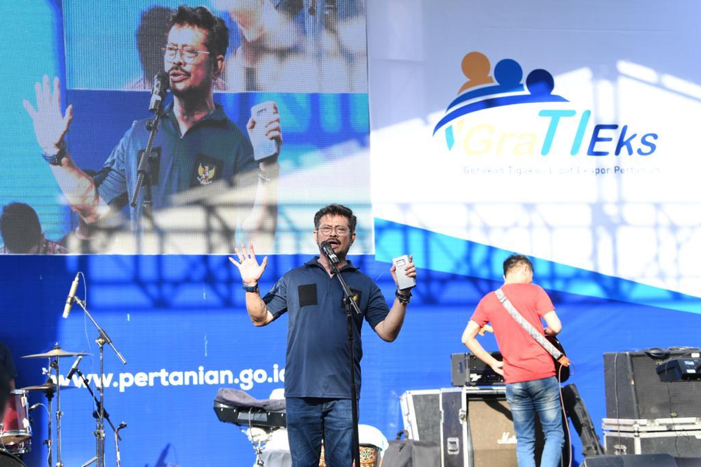 tani-on-stage_syahrul-yasin.jpg