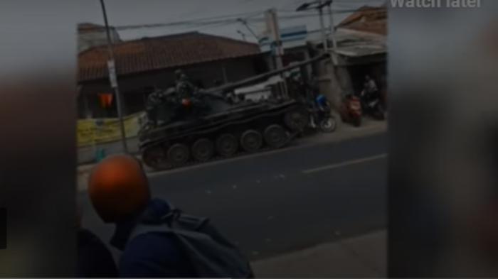 tank-tabrak-gerobak-dan-motor-di-cimahi.jpg