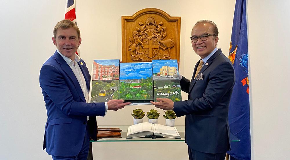 tantowi-yahya-memberikan-hadiah-dua-lukisan-ke-walikota-wellington.jpg