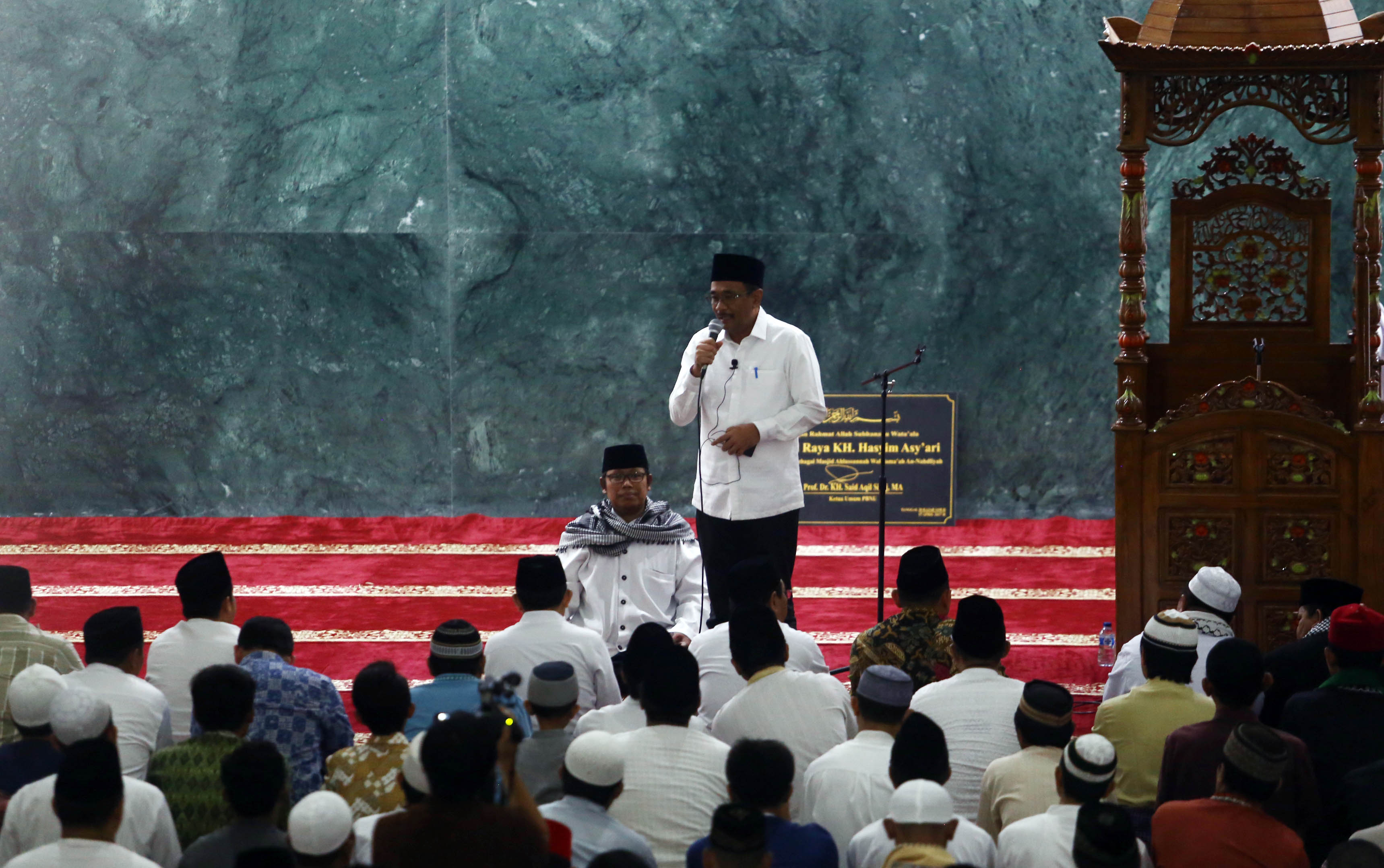 tarawih-pertama-di-mesjid-kh-hasyim-ashari_20170526_232316.jpg