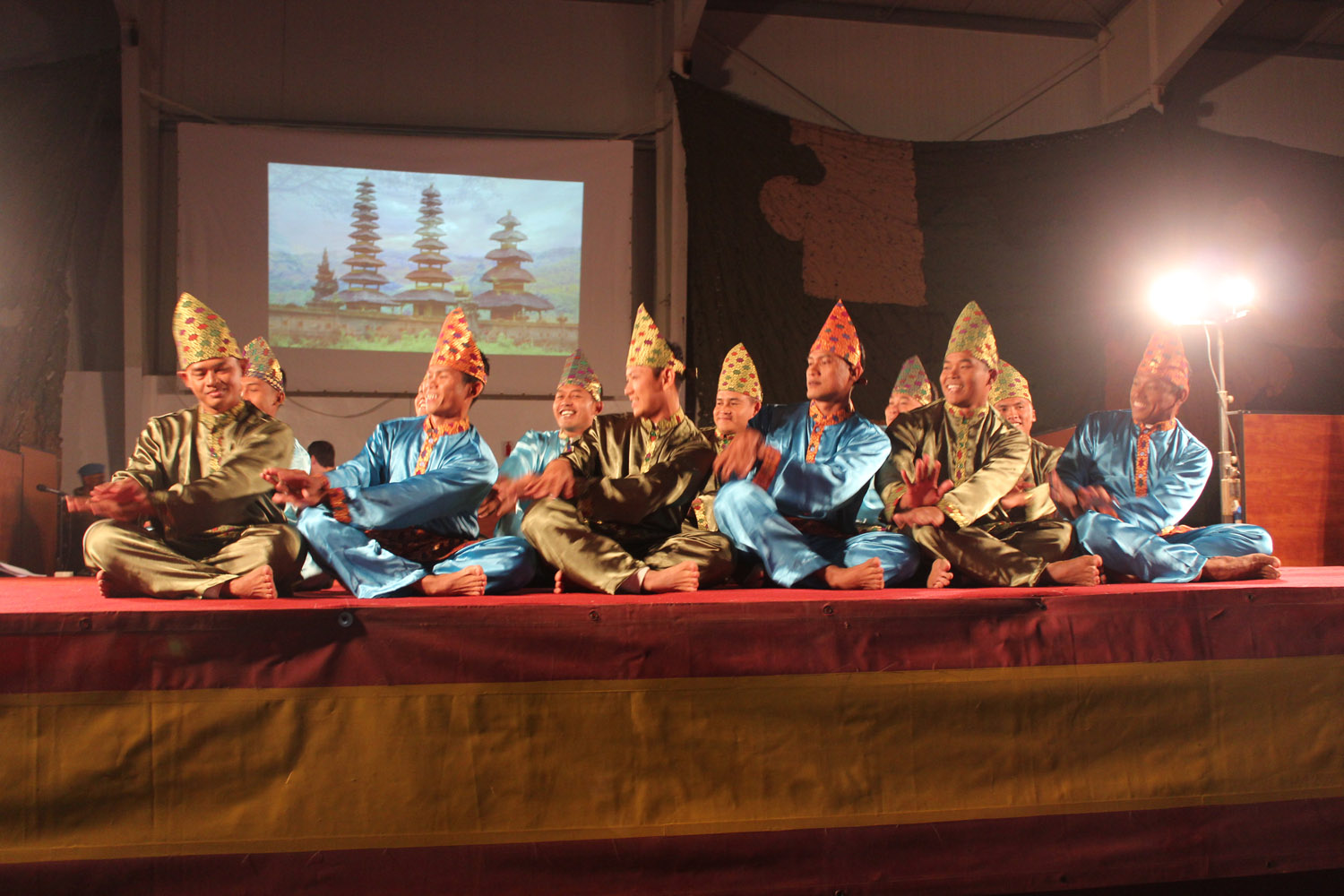 tari-indang-indonesia-meriahkan-natal-di-lebanon_20160103_190544.jpg